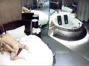 圆床套房年轻情侣激情造爱娇小短发美女被男友压着操干出好多白浆冲刺的时候超级刺激射完妹子还检查套子漏没漏