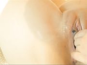 真实记录娇嫩美乳萌萌奶卉再尝性爱禁果与摄影师互动拳交强制高潮爆射无毛美鲍上