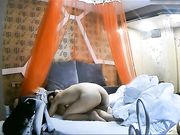 酒店偷拍性感苗条的大学美女洗澡时男友急的到厕所要操她,洗完后偷偷穿上睡衣不让操,扑倒床上扯掉内裤干!