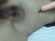 非常入戏的外围模特拍摄卖肉宣传片摄影师给她一个假屌让她尽情发挥这JB又舔又插玩的特销魂