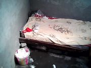 样子很猥琐的嫖客很猴急被肉丝粉裙小姐拍了一下