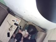小情侣就是有激情啊中午吃饭的时候还要在包间里偷偷来一炮