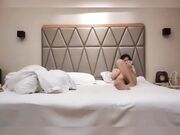 小哥脱下衣揉奶子一顿骚操作