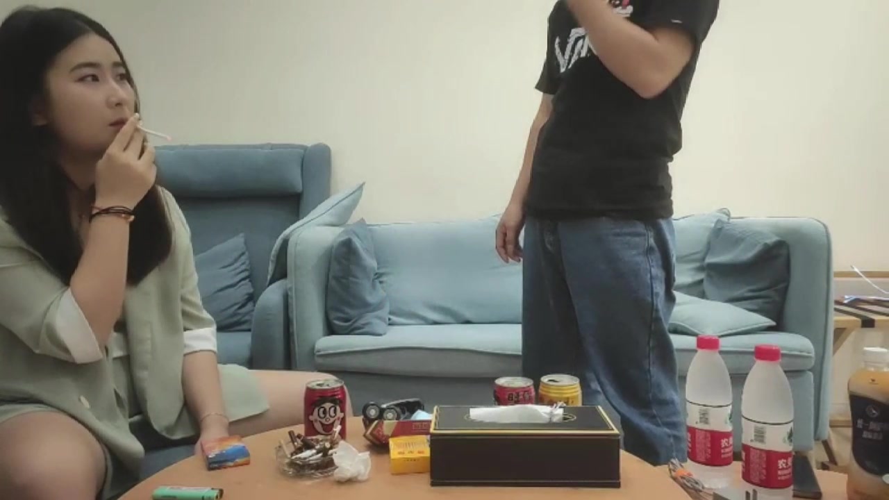 漂亮小少妇跪下口交这画面真有冲击力