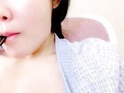 素颜美女首次和炮友操逼特写舔屌主动骑乘