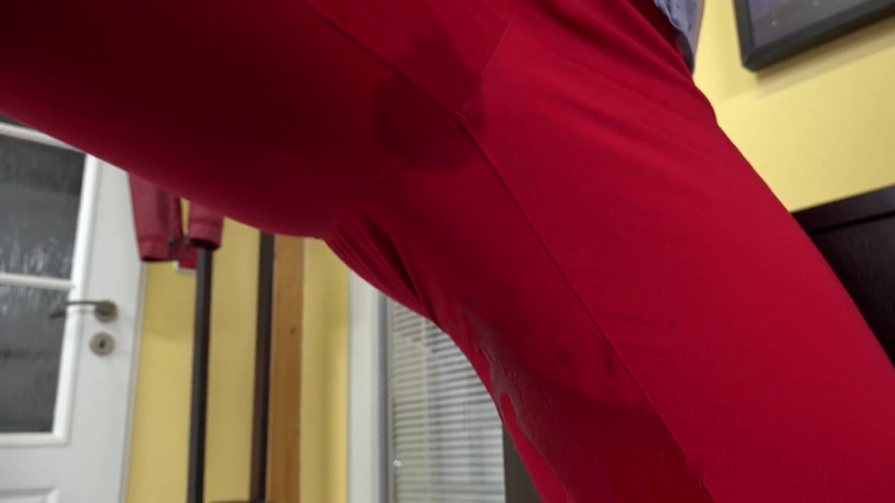 高跟少妇尿急裤子没脱就尿出来了手指插逼高潮