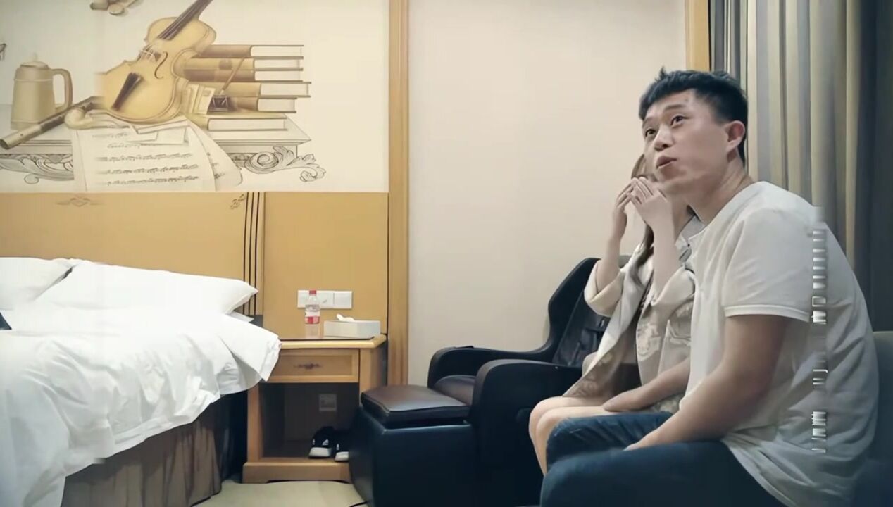 横扫京都外围圈黄先生代班约操两个白嫩外围美女双飞