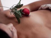 裸胸白天睡觉女孩帅哥忍不住肉棒插进插出温柔呻吟