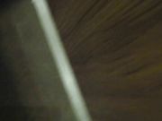 牛人潜入商场女厕侧拍近距离几个年轻美眉的逼逼嘘嘘