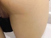 情侣国内酒店卫生间啪啪啪迷你裙黑丝高跟美眉被内射在蹲下看精液从阴道流出来