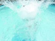 身材娇小亚裔妹子被高大猛男扛起来室外浴池边啪啪