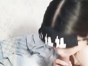 年轻小嫩妹身材苗条给炮友口交展示粉嫩小穴