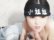 年轻小嫩妹身材苗条给炮友口交展示粉嫩小穴