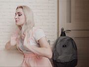 俄罗斯银发蓝眼睛美女和男友做爱前喝酒调情