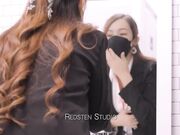 H奶同事在男厕自慰被男同事抓到无奈被迫来一炮