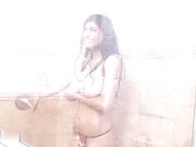 米娅哈利法在淋浴时炫耀大奶头 然后被狠狠地操了一顿