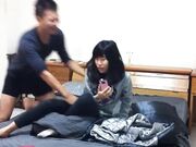 猴急男趁爸妈不在把苗条小女友带到家中打情骂俏由浅入深扒光直奔主题全程露脸