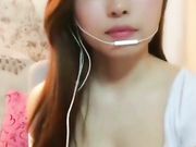 美女主播为礼物真空直播露大奶