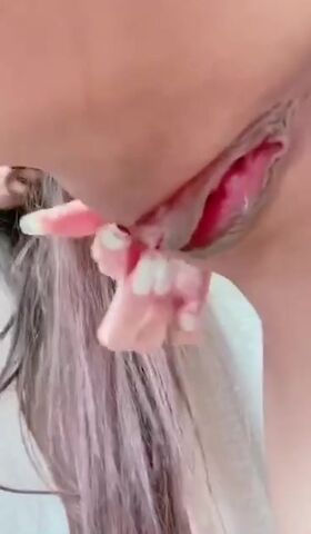 最新极品窈窕身材网红美少女 迷情曼姿全网一绝 粗大阳具速攻无毛穴