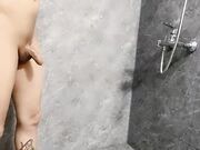 清纯校花小萝莉抖动奶子跪地翘臀无毛小穴