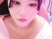 短发漂亮大眼妹妹奶奶不小角度姿势很娴熟多方位口交只留了一撮阴毛