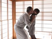 出差不小心和看不起自己的中年上司同房 G罩杯新员工