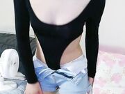 大学生超美小姐姐牛仔短裤白丝袜摆弄姿势诱惑吸吮