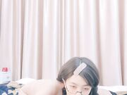 骚女妹妹站立口含鸡巴蛋蛋嗦弄吃屌尖叫01