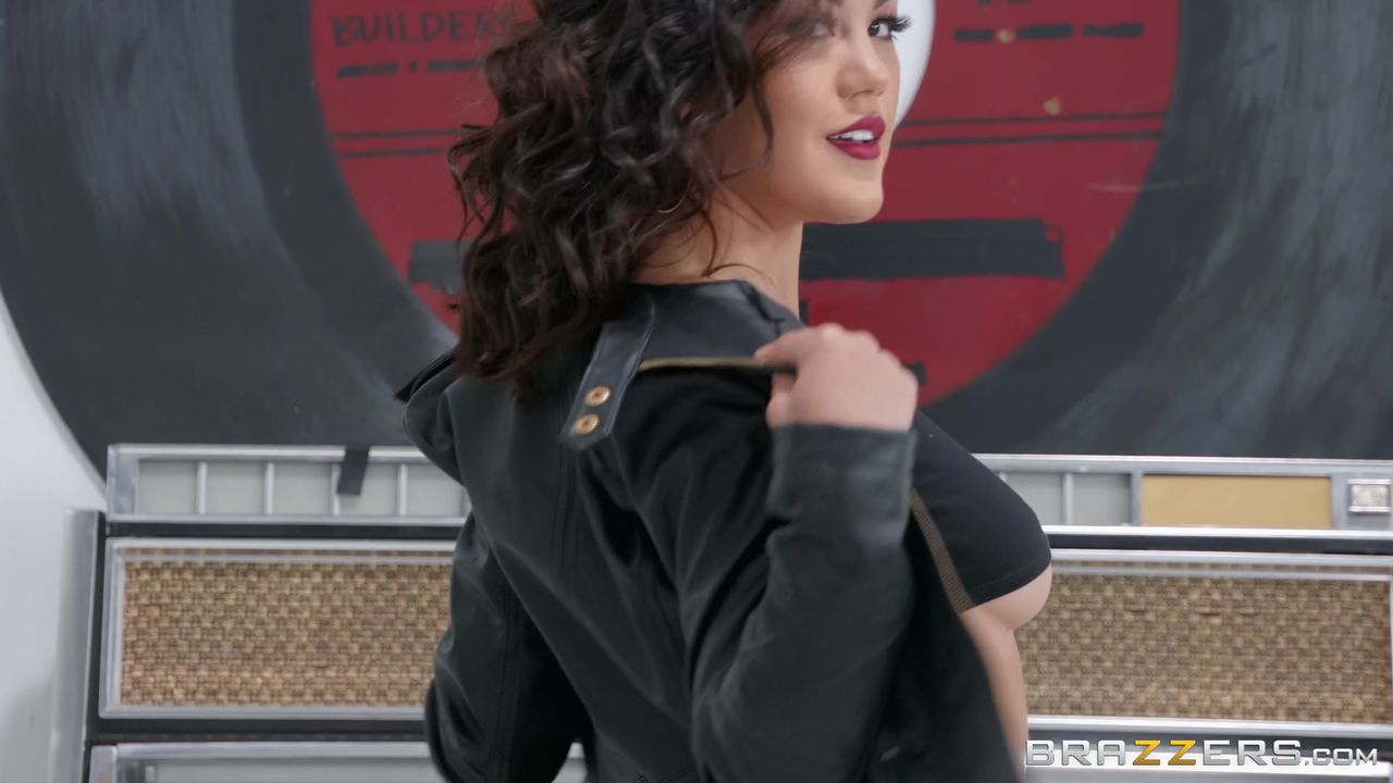 给女店员的屁眼里挤满奶油再猛操她