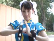 极品美女COS春丽如此身材才叫神还原，和黑鬼对打被放到狂干，各种姿势不停操