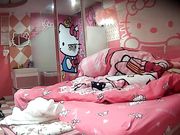 特色酒店偷拍外表端庄漂亮的美女和胖男操逼真激烈,男的干累了女的就舔他蛋蛋和鸡鸡接着操,女的还用手机自拍