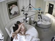 精品酒店偷拍文艺气质范的美女外表清纯没想到那么骚和中年男开房还闲床小操着不舒服,结果操的好像在求饶