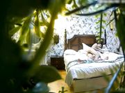 年轻水嫩的漂亮大学美女酒店被鸡鸡粗大的男友抱起来猛操后又趴在屁股上狂干内射,美女受不了呻吟惨叫