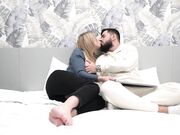 完美的女孩在第一次约会时引诱一个处女