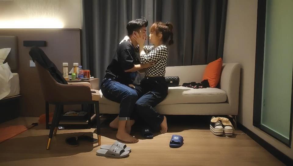 酒店约操小少妇站立操逼高潮呻吟带套打桩01