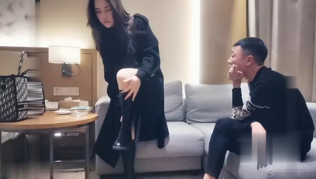 约操外围小姐姐大胸网红脸沙发啪啪后入