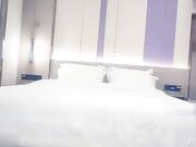 尼古拉斯赵总探花舔奶掰穴镜头前口交抬腿侧入