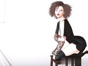 年轻的时尚女性在照相馆与黑人摄影师打炮