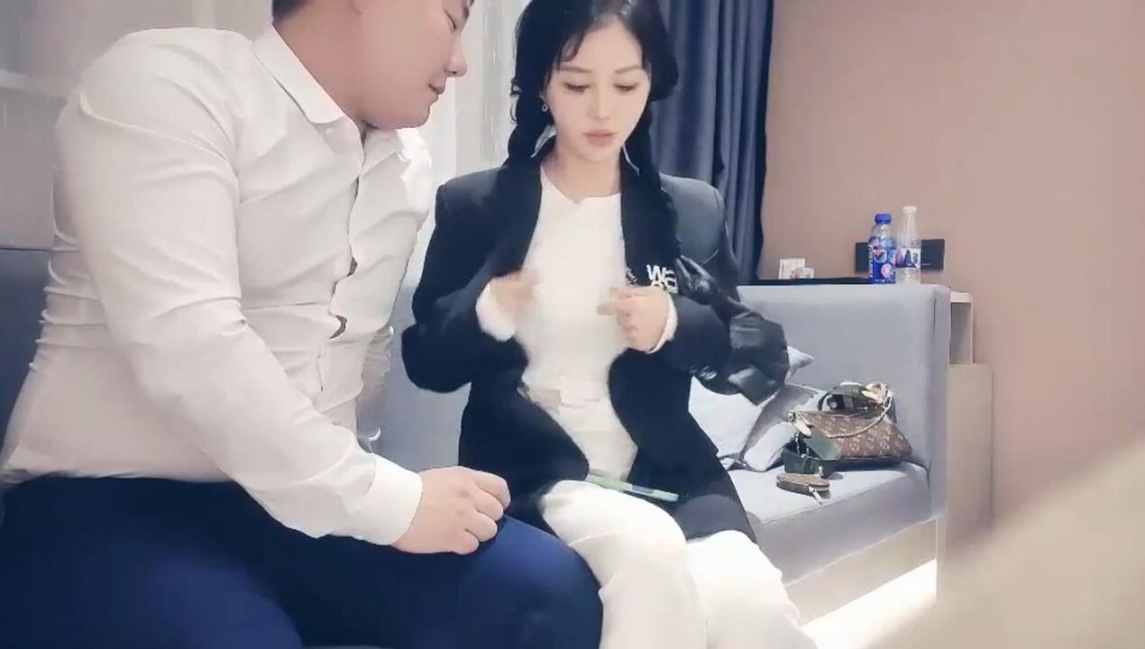 赵总麻花辫极品气质外围美女抱着屁股猛操