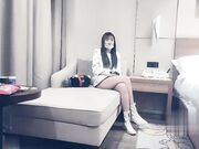 大长腿短裙妹子开档黑丝翘起掰穴