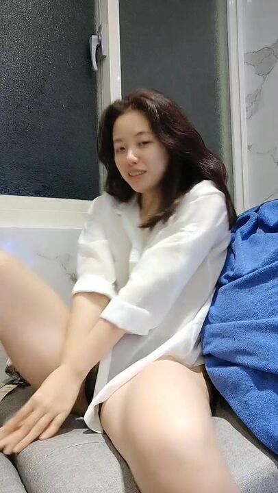 钢管舞女神舌吻小哥舔逼屁股让小哥抠弄骚穴