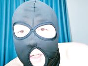 露脸妹子穿性感的黑丝被蒙面大哥蹂躏无套抽插