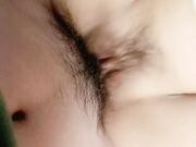 小骚婊自己抠逼玩到高潮喷水主动给小哥舔鸡巴