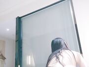 美艳动人的小骚货全裸浴室洗澡无套大力抽插