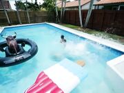 冲击视觉的娇小亚裔妹子被高大猛男扛起来室外疯狂啪啪