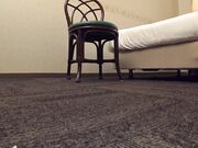 打破贞洁的概念 专业接机老师正在与活跃的JD洽谈 2