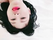 短发女神少女主动舔弄鸡巴来回上下深喉不停