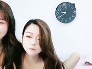 饥渴的少妇露脸镜头前漏奶摸逼诱惑狼友 看着好姐妹被爆草蹂躏2