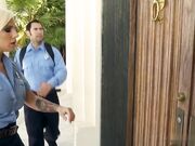 金发护理人员保护大鸡巴口交玩弄诱惑