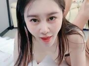 贫乳少女白嫩阴蒂大鸡巴磨蹭性高潮喷水